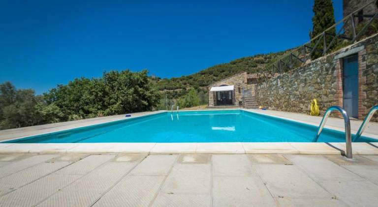 Pleasant serviced apartment with patio, garden & pool | Pet-friendly — photo 2