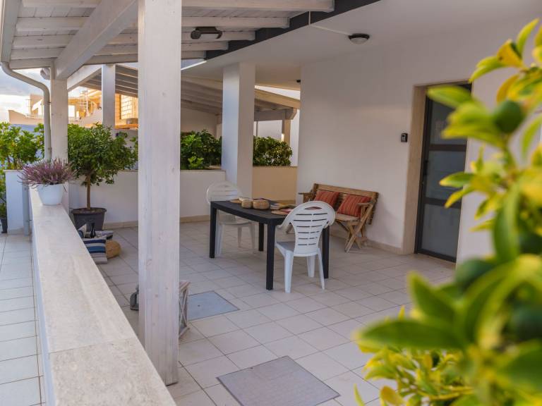 Apartment with barbecue & patio — photo 4