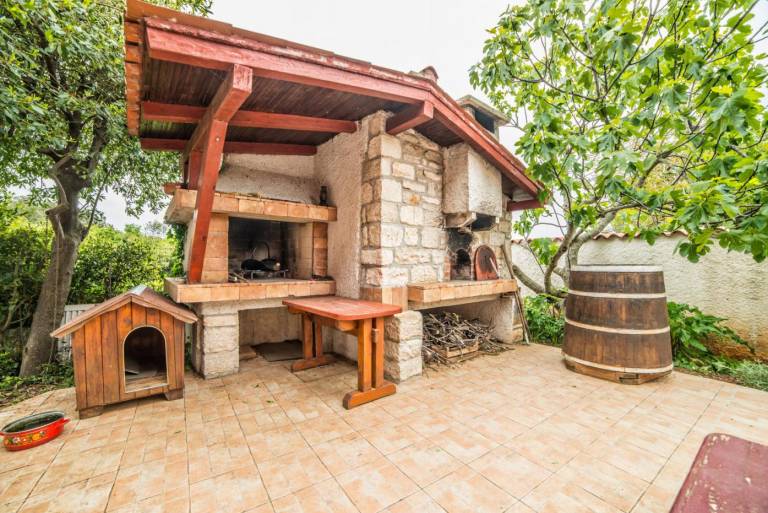 Rental apartment with BBQ & terrace in Pula