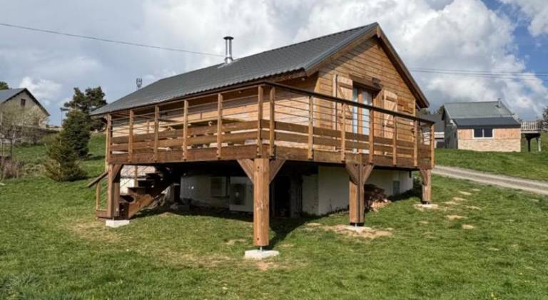 Chalet with barbecue, yard & terrace in Foix