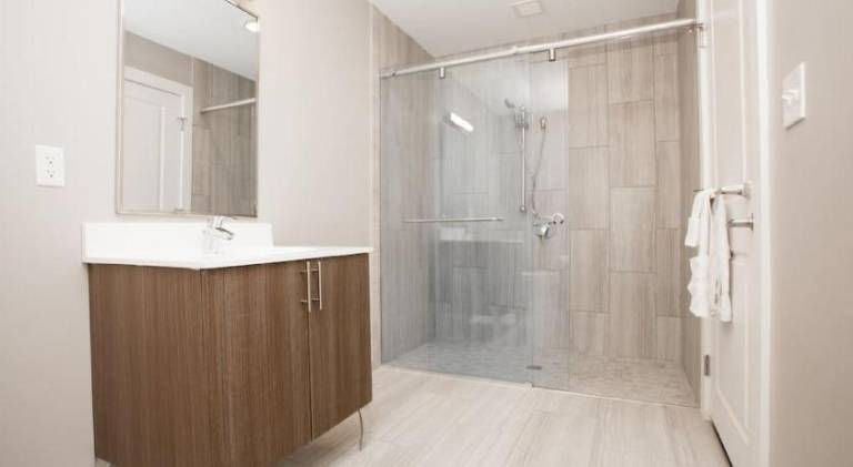 Centrally Located Luxurious Loft Walk Anywhere — photo 2