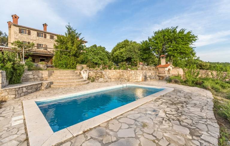 Vacation home with patio, private pool & yard | Sea view — photo 5