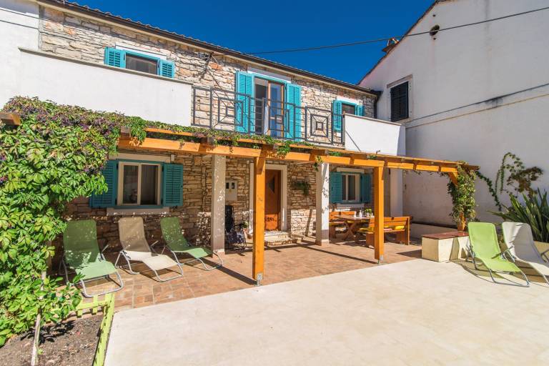 Fully equipped vacation home with BBQ, patio & yard | Dogs allowed — photo 4