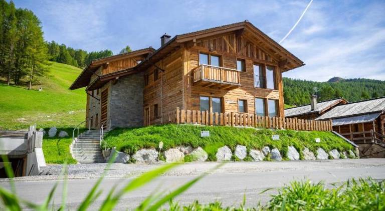 Holiday apartment with yard & patio in Livigno