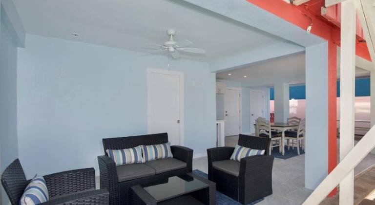 Vacation home with pool — photo 4