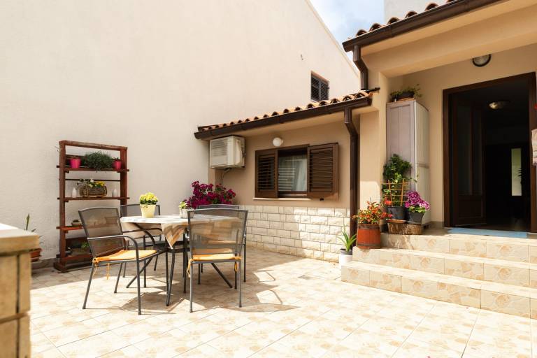 Holiday apartment with terrace & BBQ — photo 3