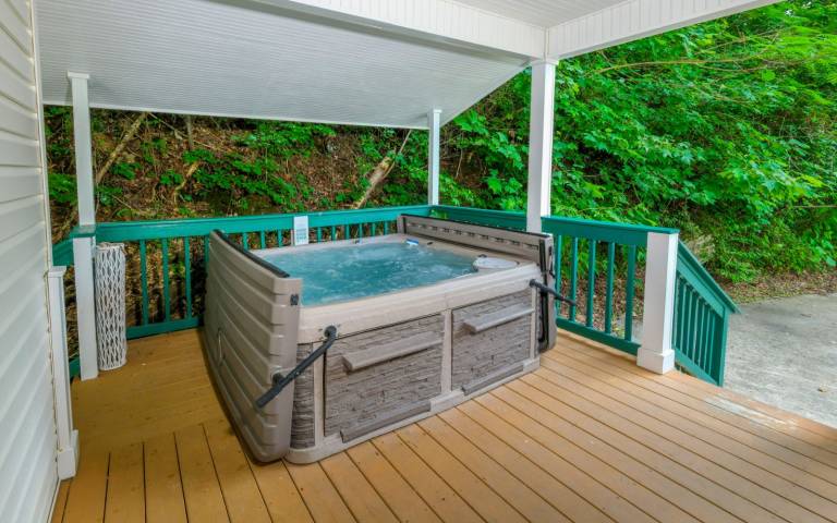 Vacation home with BBQ, hot tub & yard | Mountain view — photo 2