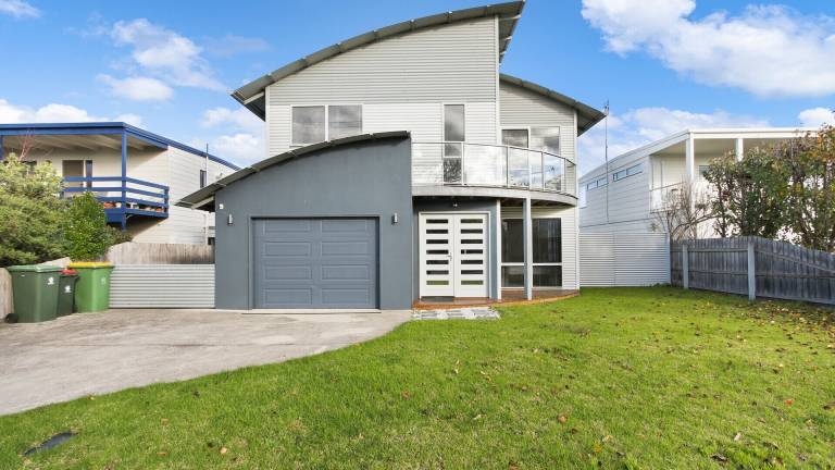 House Lake Tyers Beach