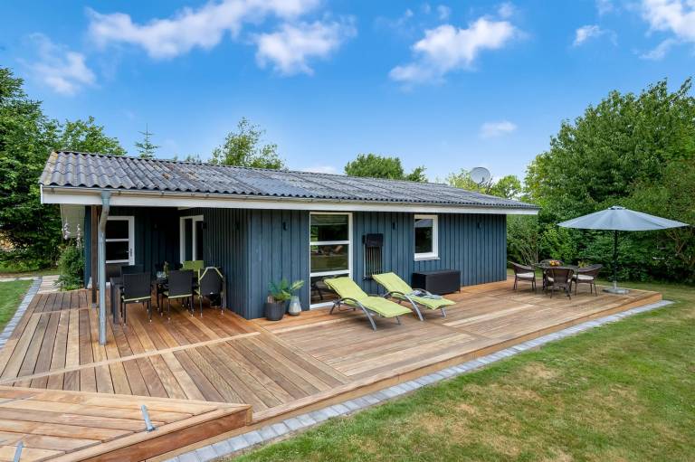 Vacation home with barbeque, yard & patio — photo 2