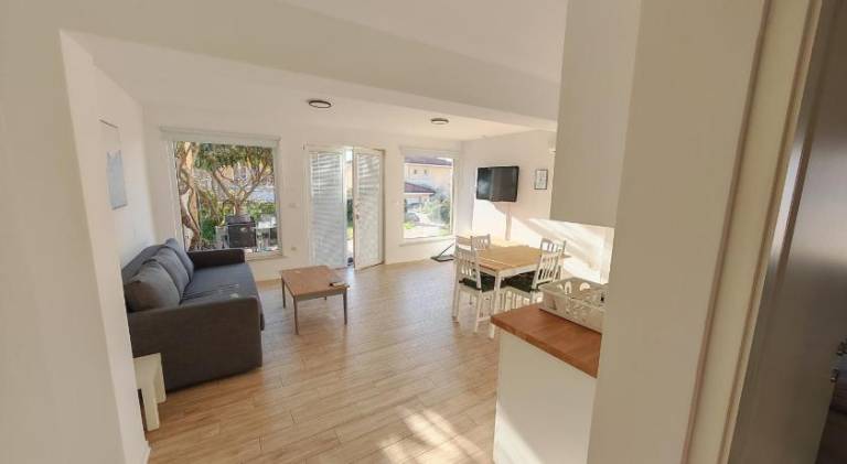 Holiday apartment with yard, terrace & barbeque — photo 4
