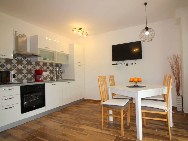 Holiday apartment with barbeque, terrace & yard — photo 3