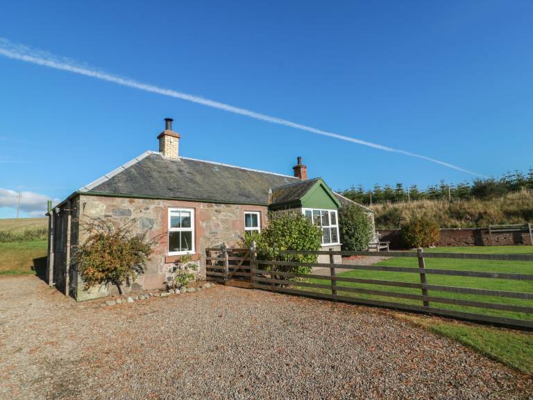 Cottage with yard — photo 4