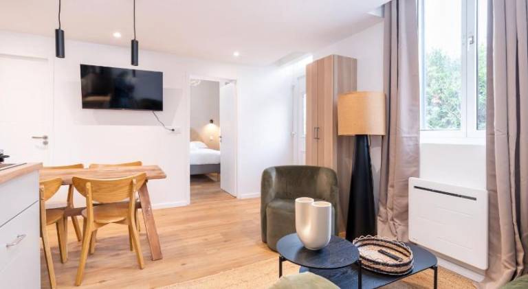Holiday apartment with sauna, terrace & jacuzzi in Lyon