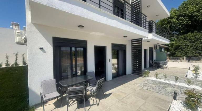 Apartment with patio — photo 4