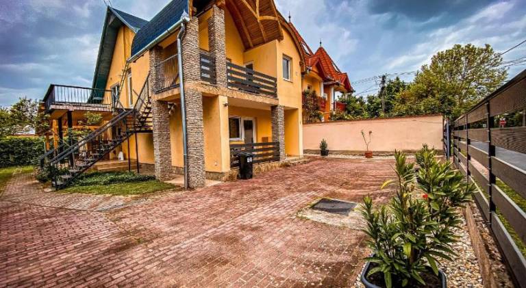 Rental apartment with patio & yard | Pets are welcome in Hévíz