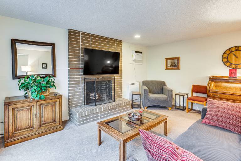 2 Mi to University of Oregon: Pet-Friendly Abode — photo 3