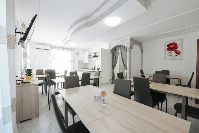 Holiday apartment with terrace, pool & garden — photo 5