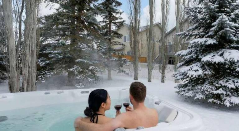 Casa Pura Vida Hot Tub, Pool & Ping Pong Tables w Backyard & BBQ Come stay in Calgary, AB
