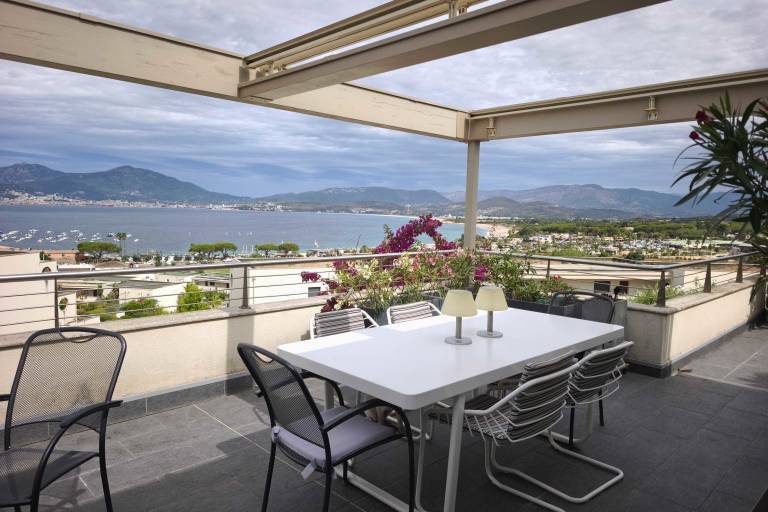 Apartment with terrace close to the beach — photo 2