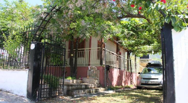 House with barbecue, garden & patio in Thessaloniki