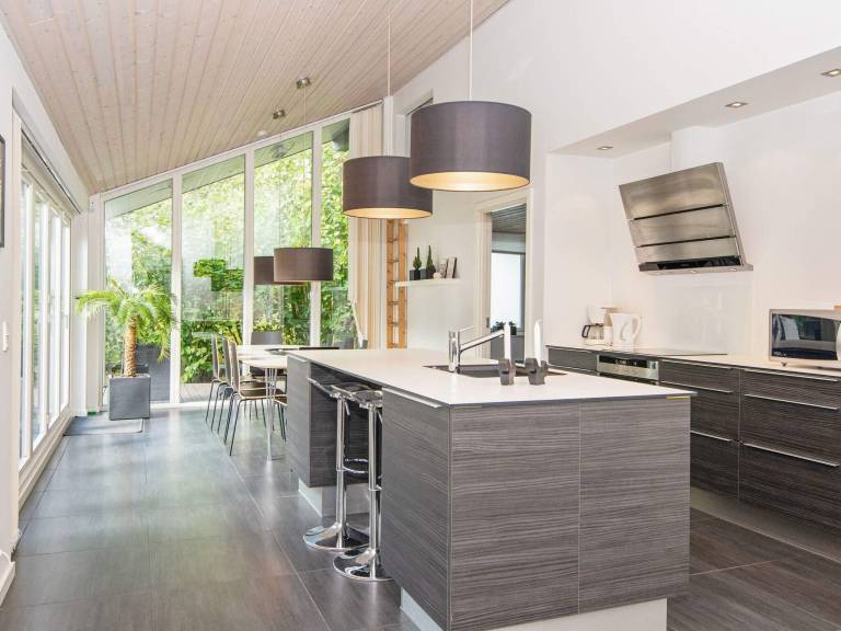 Spacious vacation home with barbeque, jacuzzi & terrace | Pets are welcome — photo 4