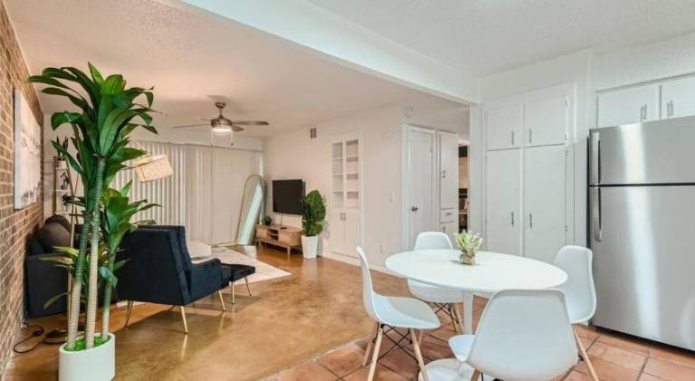 Walkable Dtwn 2B Getaway - Sleeps 5 - Pool, Prkg — photo 5