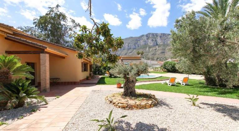 Vacation home with yard, private pool & patio — photo 3