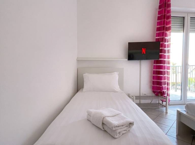 Apartment with terrace — photo 3