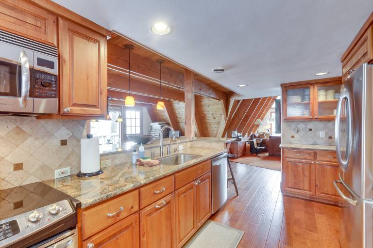 Donner Lake Views: Rustic Truckee Cabin! — photo 4