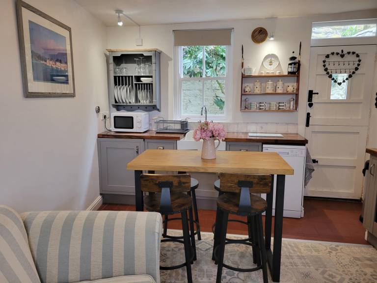 Cottage with yard & patio | Beach view — photo 2