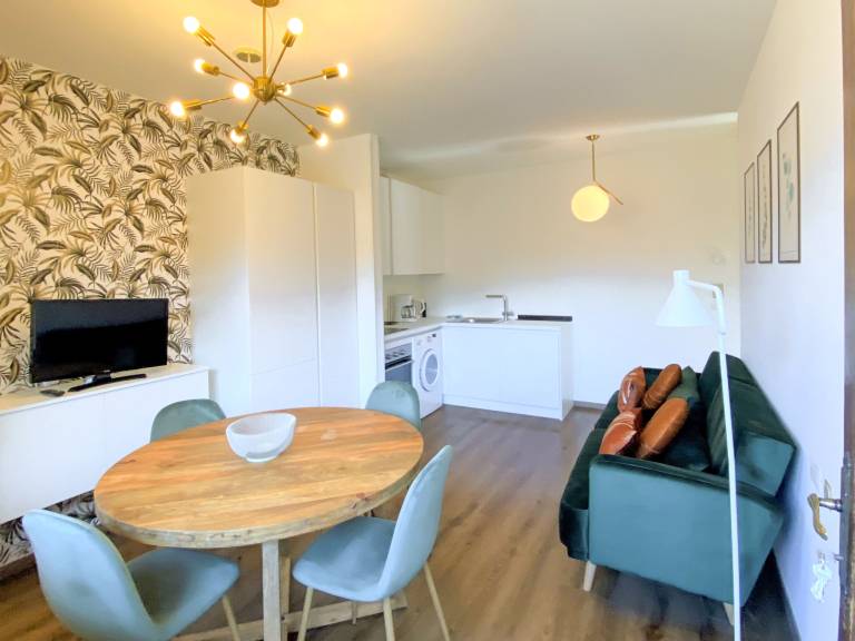 Apartment with yard & pool | Lake view — photo 4