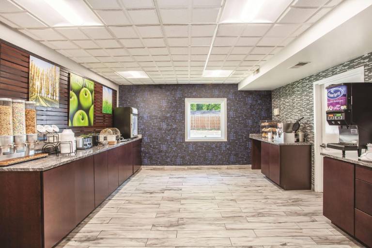Clarion Pointe Charlottesville — photo 4