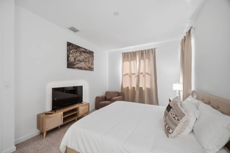 Children-friendly ample rental apartment with patio & yard | Pets allowed — photo 4
