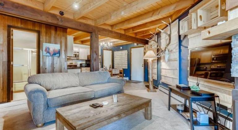 Rental apartment with hot tub & pool in Silverthorne, CO