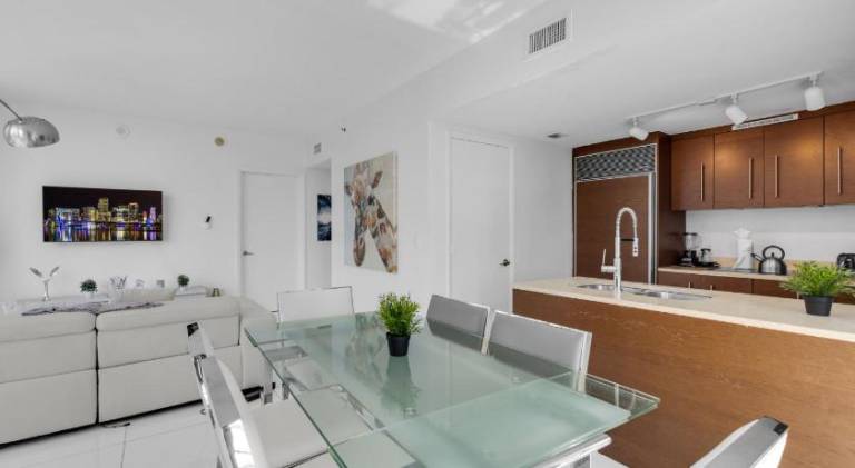 Holiday apartment with pool & hot tub | Close to Bayfront Park | Perfect for remote work — photo 5
