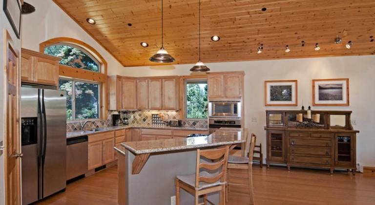 Vacation home with hot tub — photo 5