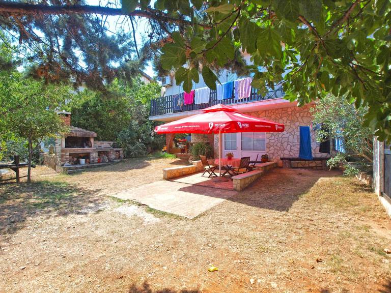Rental apartment with patio, barbeque & garden — photo 2