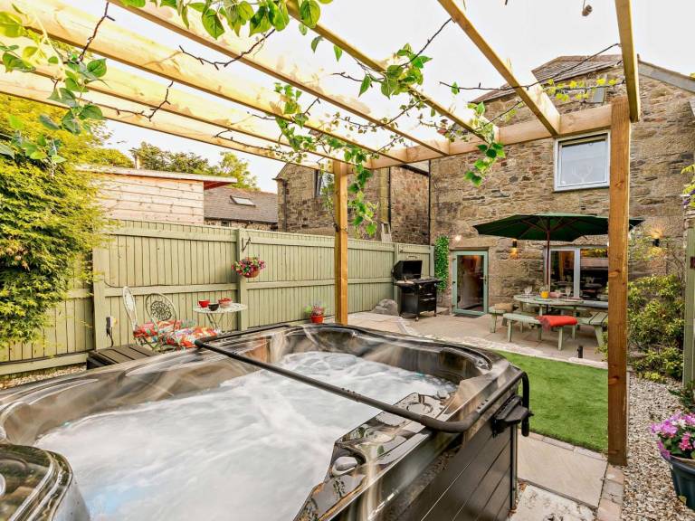 Charming cottage with barbecue, hot tub & patio | Pets are welcome in Bodmin