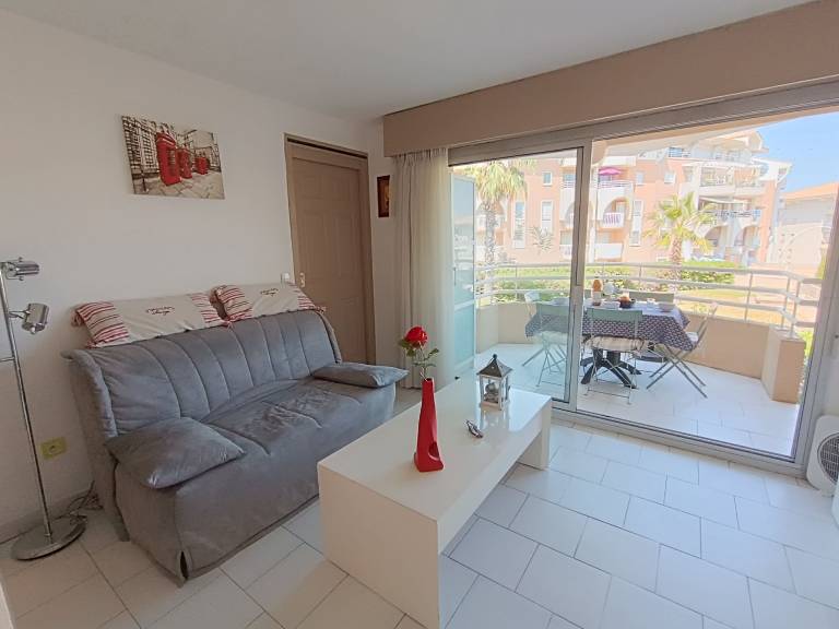Apartment with terrace — photo 4