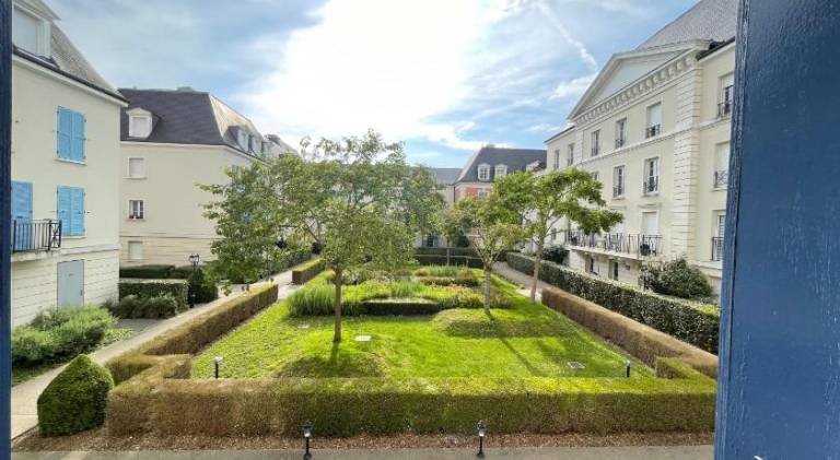 Apartment with patio in Serris