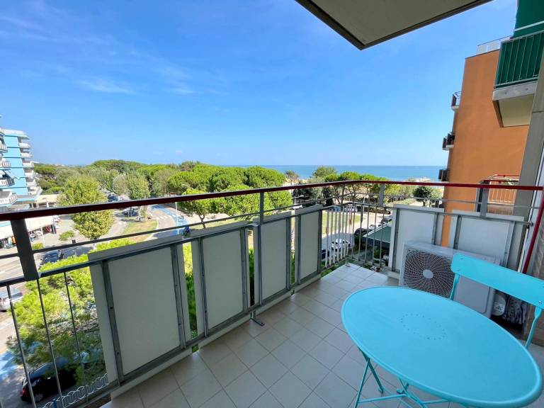 Bright and colorful studio with sea view in Caorle