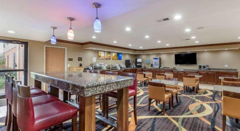 Comfort Inn & Suites Cedar Rapids North - Collins Road — photo 3