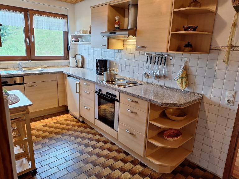 Child-friendly rental apartment with yard, BBQ & fast internet | Garden view | Pet-friendly — photo 3