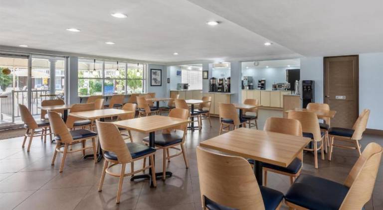 Best Western Palm Beach Lakes — photo 4