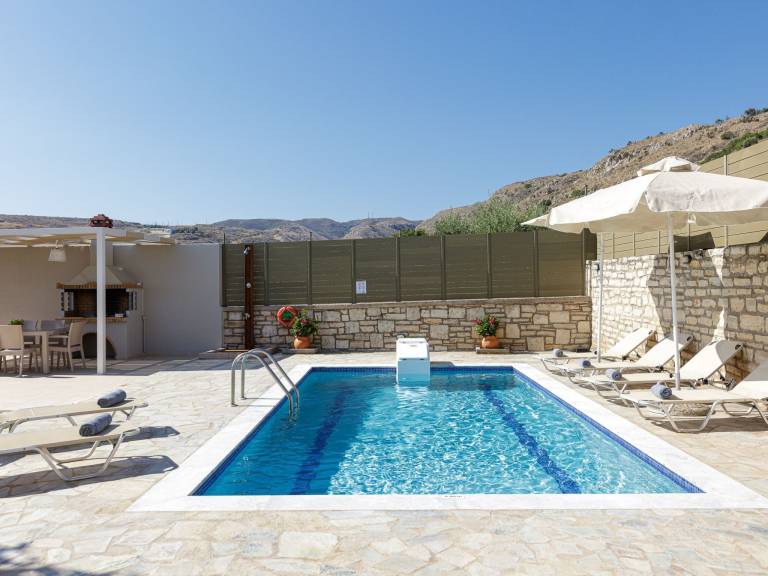 Vacation home with private pool, barbeque & yard | Mountain view — photo 3