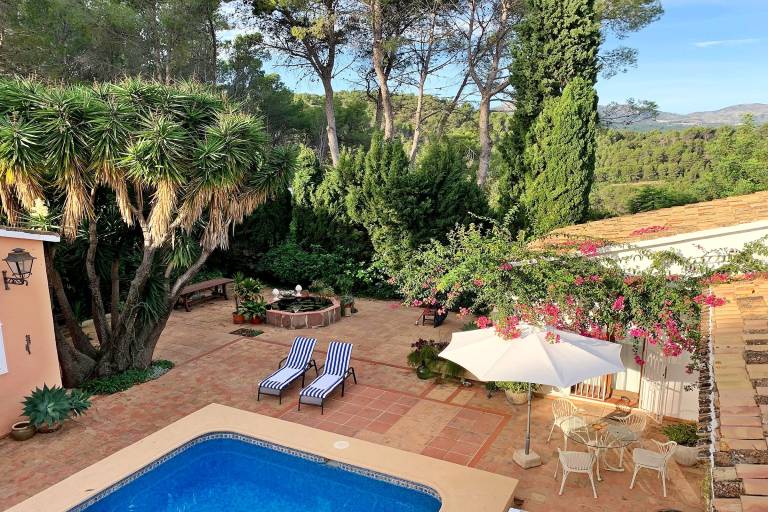 Villa with barbeque, terrace & yard — photo 3
