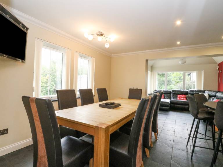 Child-friendly cottage with jacuzzi & garden | Next to Falls of Dochart | Pets are welcome — photo 4