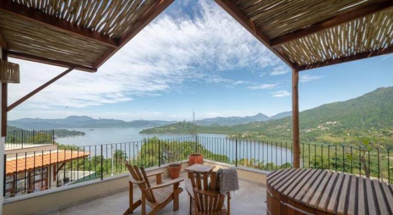 House with garden, patio & hot tub in Paraty
