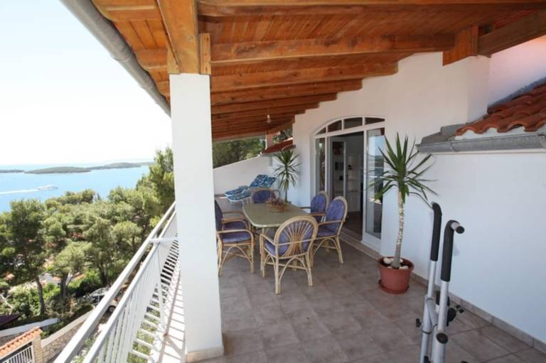 Apartment with grill, yard & patio | Sea view — photo 5