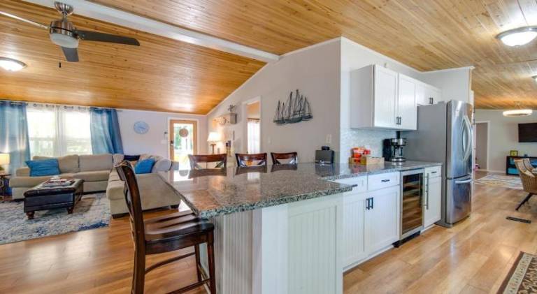 House with hot tub — photo 4